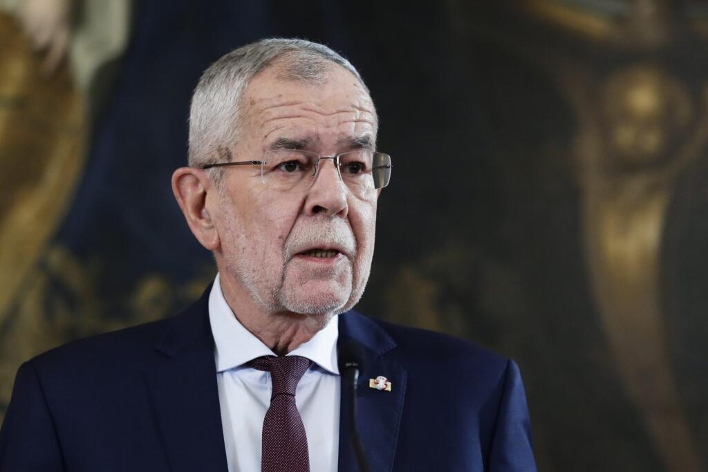 JB 14 Viedeň - Rakúsky prezident Alexander Van der Bellen počas prejavu o politickej situácii v krajine v paláci Hofburg vo Viedni 10. októbra 2021. Van der Bellen v nedeľňajšom prejave k občanom vyhlásil, že krajina čelí vládnej kríze, ale nie kríze štátu. Vyjadril sa tak v súvislosti s vyšetrovaním kancelára Sebastiana Kurza a ďalších osôb z jeho blízkeho okolia pre podozrenia z korupcie. Informovala o tom agentúra APA. FOTO TASR/AP

Austrian President Alexander Van der Bellen addresses holds 