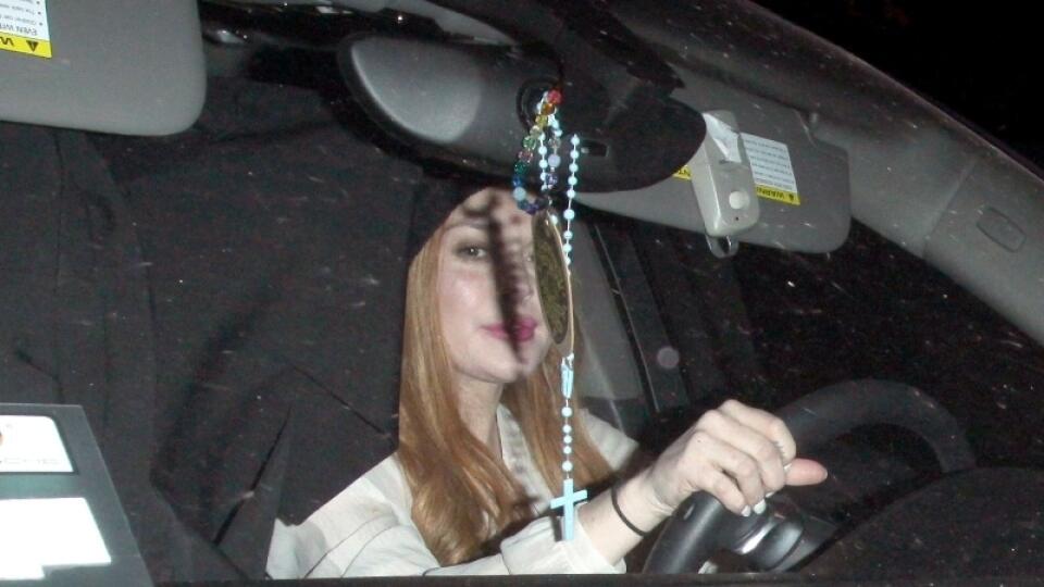 Lindsay Lohan sa podarilo zaparkovať do cudzieho auta.