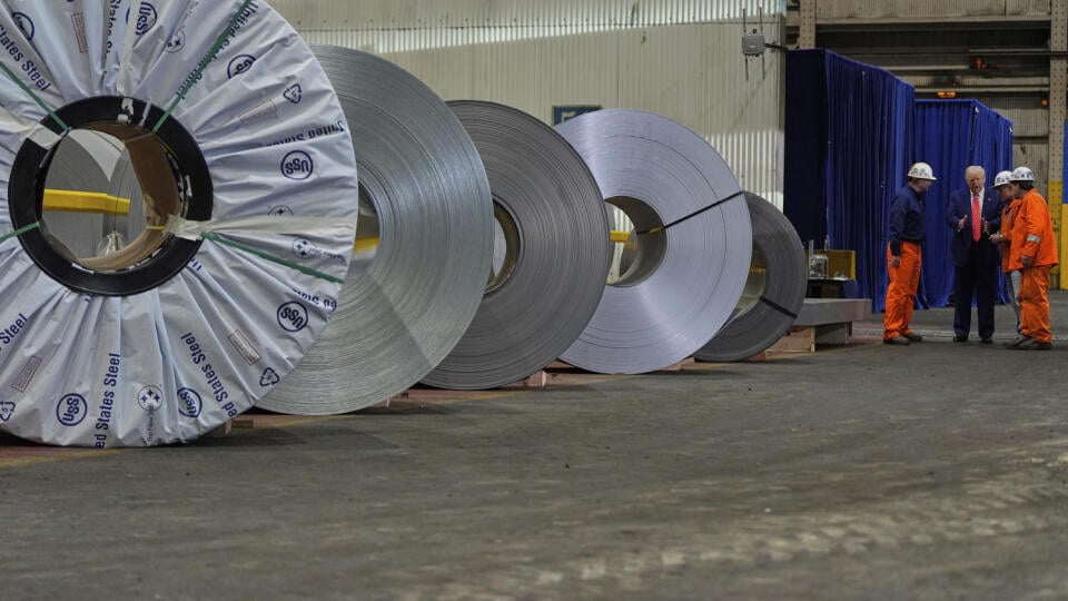 WA 21 archív West Mifflin - Na archívnej snímke z 30. mája 2025 americký prezident Donald Trump sa rozpráva so zamestnancami počas návštevy spoločnosti U. S. Steel vo West Miffine. Spoločnosti Nippon Steel a U. S. Steel v stredu 18. júna oznámili, že dokončili uzavretie partnerstva, v rámci ktorého bude mať americká vláda v podstate právo veta pri významných rozhodnutiach o pracovných miestach v USA. TASR o tom informuje na základe správ AFP a Reuters. Po 18-mesačnom úsilí japonská spoločnosť sú