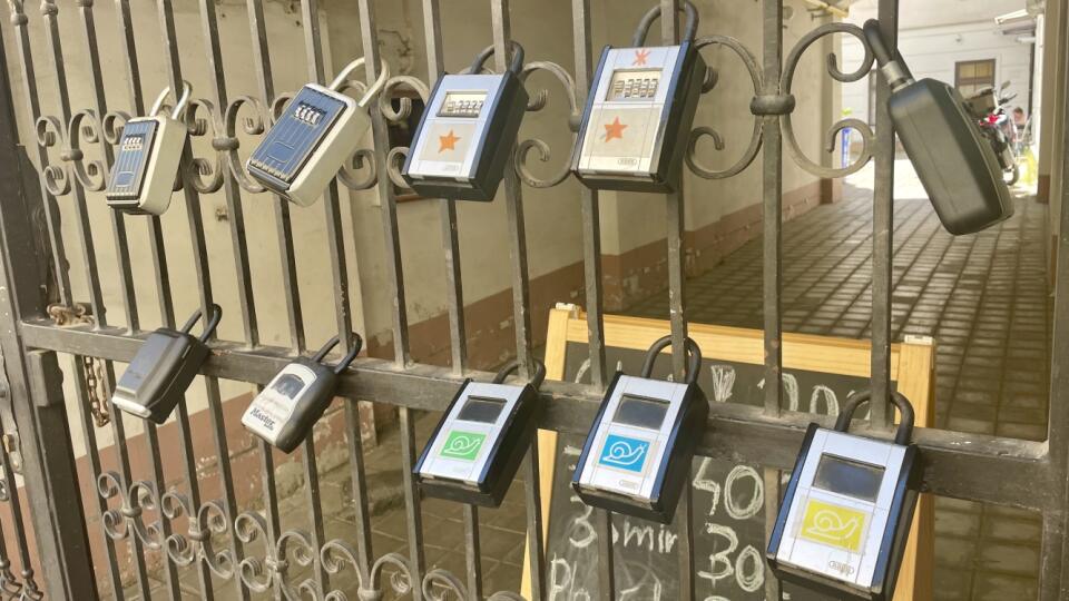 Na viacerých bytových domoch v centre Bratislavy sú na mrežiach do pivnice či do dvora veľké zámky na kód, ktorým si turisti otvoria schránku na kľúč.