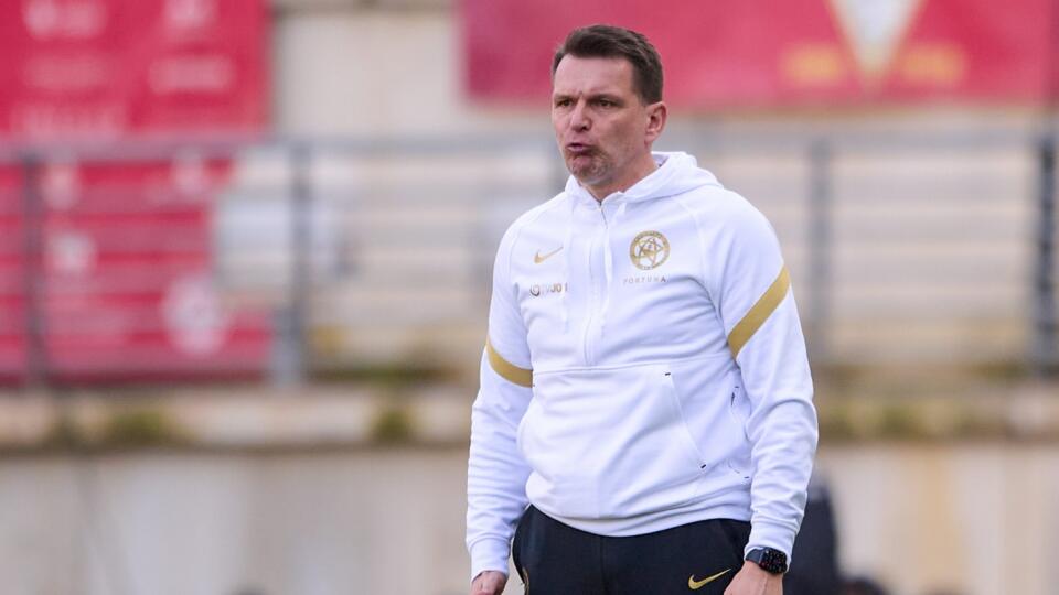 JB 33 Murcia - Tréner slovenskej reprezentácie Štefan Tarkovič v prípravnom futbalovom zápase Fínsko - Slovensko v španielskom meste Murcia 29. marca 2022. FOTO TASR/AP
Slovakia's coach Stefan Tarkovic during an international friendly soccer match between Finland and Slovakia at Nueva Condomina stadium in Murcia, Spain, Tuesday, March 29, 2022. (AP Photo/Francisco Macia)