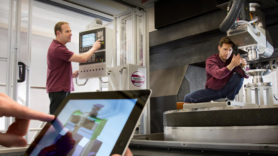 Mit integrierten Lösungen bereitet Siemens den Weg zur Industrie 4.0 auch im Werkzeugmaschinenbau. Durch ein integriertes Werkstückmessverfahren mit 30 Nanometer Messgenauigkeit für die größte Präzisionsoptikmaschine der Welt kann man mit Teleskopen bis zu 13 Milliarden Lichtjahre in den Weltraum blicken.
Siemens is extending its preparations for Industrie 4.0 to include the machine tool building industry with a series of integrated solutions. An integrated workpiece measurement system with a m