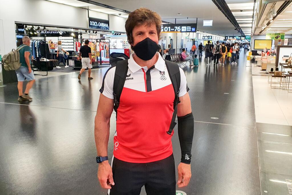 Michal Martikán odletel do Japonska už v rakúskych farbách.
