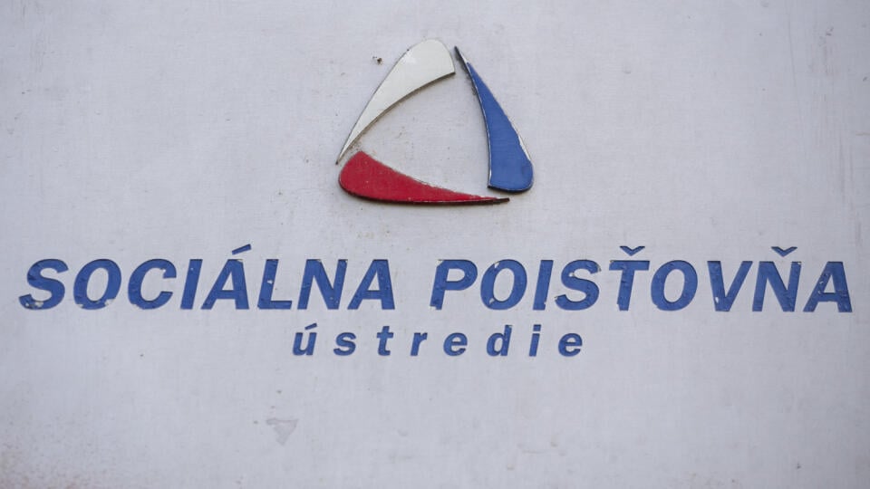 Na snímke tabuľka s nápisom na budove, v ktorej sídli Sociálna poisťovňa (ústredie) na Ulici 29. augusta v Bratislave 30. júla 2020. FOTO TASR - Jaroslav Novák