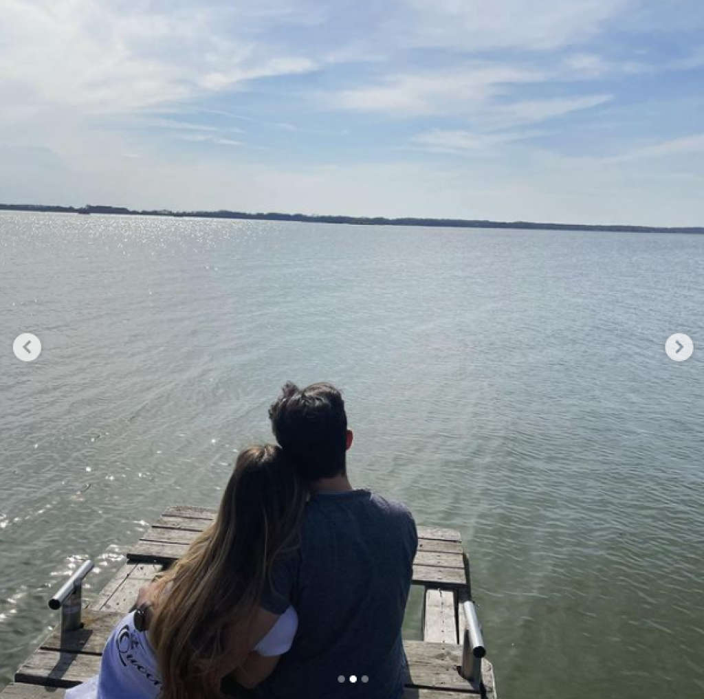 Vanessa Sarkozi pridala fotografiu so svojim priateľom. Zaľúbene pozerajú na vodu a fotka pripomína záber z romantického filmu