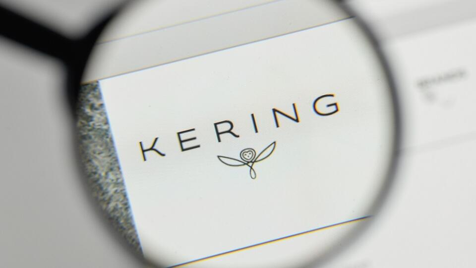 Keď Kering, nadnárodná spoločnosť vlastniaca značku Gucci, a značka Hermes tento týždeň zverejnia svoje tržby, investori budú hľadať známky toho, že skupiny luxusných značiek veria, že bohatí kupujúci sú ochotní zaplatiť za dizajnérske doplnky vyššie sumy.