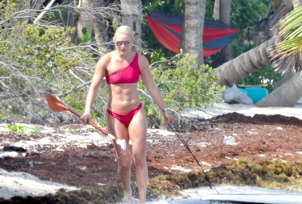 Lindsey pri ťahaní paddleboardu predviedla najmä vypracované brucho s vyrysovanými svalmi.