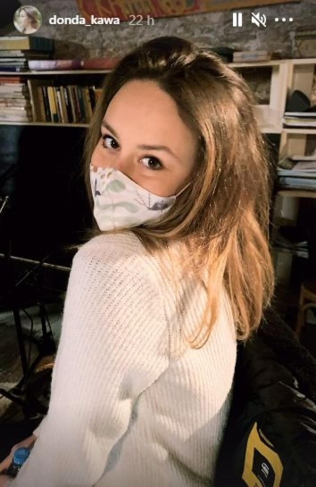 Dominika mala predtým svetlé hnedé vlasy.