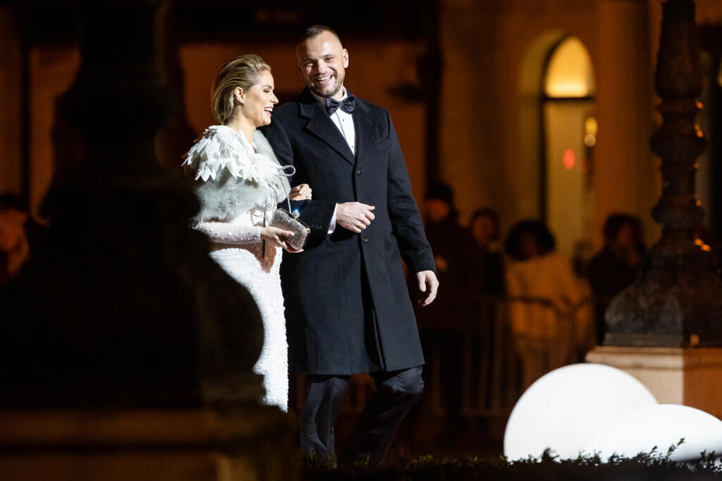 Príchod hostí na 20. dobročinný Ples v opere, ktorý sa konal tradične v starej budove Slovenského národného divadla v Bratislave. Na snímke Marián Gáborík a Ivana Gáborík.