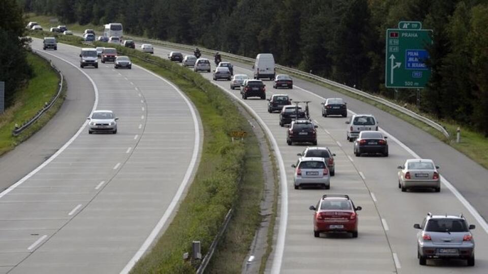 Za uzatvorením diaľničného pruhu z Bratislavy do Brna je montáž rámových portálových konštrukcií.