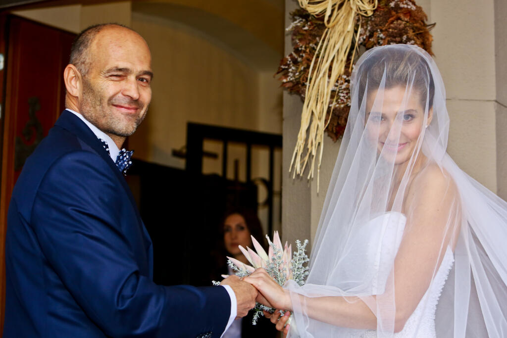 Na snimke nevesta Katarina Smolkova v doprovode svojho otca pred kostolom v Dolnom Kubine.