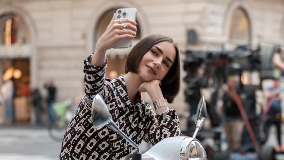 Lily Collins ako Emily Cooper v 5. sérii Emily v Paríži (Emily in Paris).