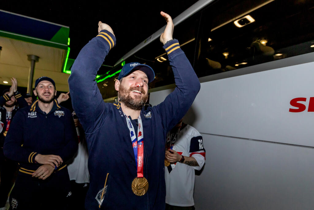 Hokejisti HC Slovan Bratislava zvíťazili v šiestom zápase finále Kaufland play off Tipos extraligy 2021/2022 a získali titul majstra SR. Šiesty zápas vyhrali s HK Nitra 5:2 a celú sériu 4:2 na zápasy. Na snímke oslavujú hráči s fanúšikmi na benzínovej pumpe v Zelenči.