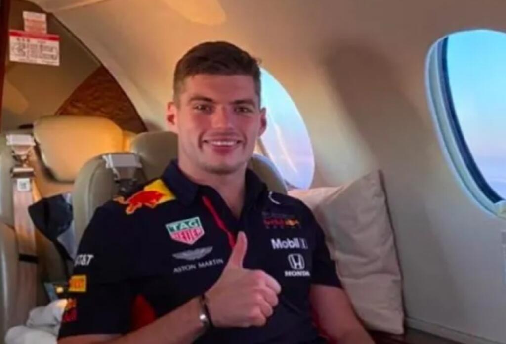 Verstappen si pohodlie svojho lietadla užíva naplno.