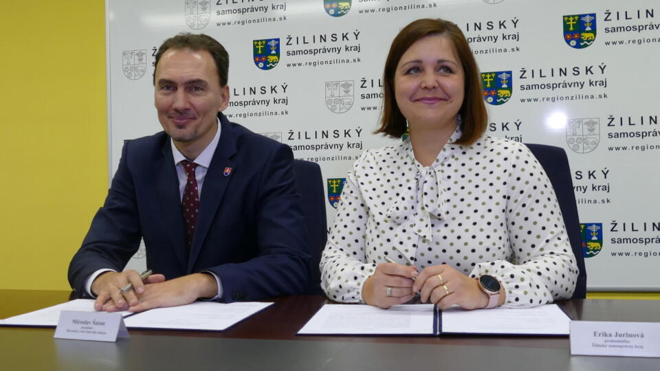 Prezident Slovenského zväzu ľadového hokeja (SZĽH) Miroslav Šatan a predsedníčka Žilinského samosprávneho kraja (ŽSK) Erika Jurinová podpísali v stredu Memorandum o spolupráci.