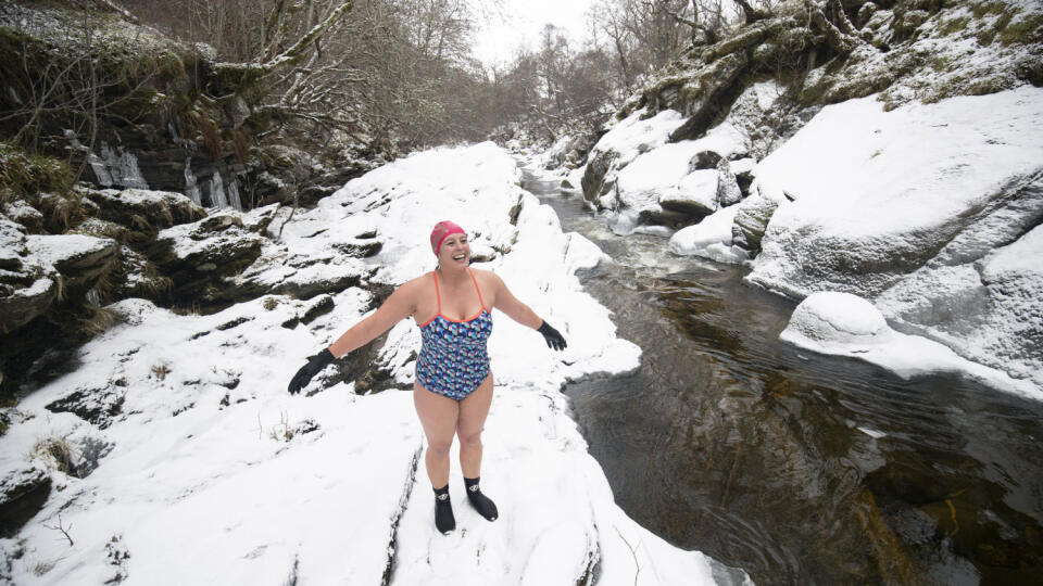 WA 44 Aviemore - Alice Goodridgeová gestikuluje po otužovaní v chladnej rieke Calder v Národnom parku Cairngorms na severovýchode Škótska vo štvrtok 4. februára 2021. FOTO TASR/AP 
Alice Goodridge, from Newtonmore gestures after her swim in the frozen waters of the River Calder in the Cairngorms National Park, Avienore, Scotland, Thursday, Feb. 4, 2021. (Jane Barlow/PA via AP)