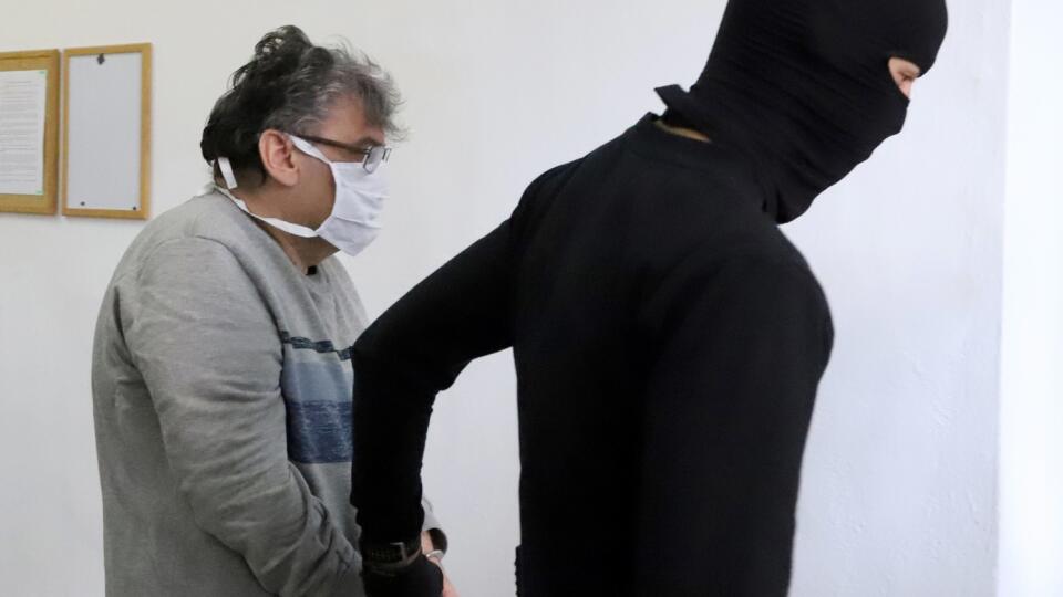 Špecializovaný trestný súd v Banskej Bystrici rozhoduje o prepustení z väzby obvineného sudcu Eugena P. a obvineného advokáta Miroslava M. Sudca údajne za potvrdenie rozsudku o miliónovej pohľadávke mal dostať od Kočnera 20-tisícový úplatok. Peniaze Kočner údajne poslal cez obvineného advokáta. Na snímke eskorta privádza do pojednávacej miestnosti obvineného sudcu Eugena P. na ŠTS v Banskej Bystrici 4. júna 2020. FOTO TASR - Ján Krošlák