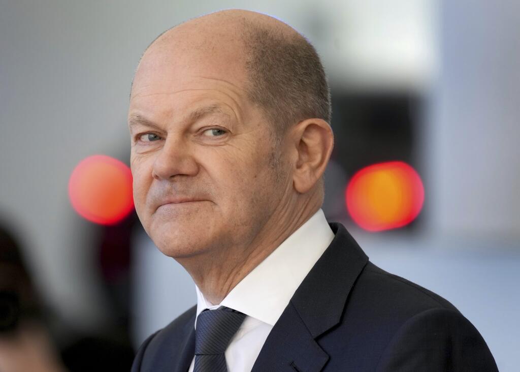PK 24 Berlín - Nemecký kancelár Olaf Scholz očakáva kanadského premiéra Justina Trudeaua pred ich stretnutím v sídle kancelára v Berlíne v stredu 9. marca 2022. FOTO TASR/AP

German Chancellor Olaf Scholz waits for the arrival of Canadian Prime Minister Justin Trudeau at the chancellery in Berlin, Germany, Wednesday, March 9, 2022. (AP Photo/Michael Sohn)