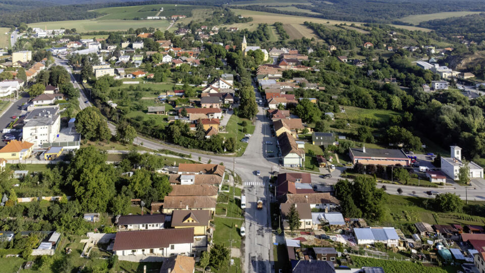 Radošinu najviac preslávilo Radošinské naivné divadlo. Vzniklo na Prvý sviatok vianočný - 25. decembra 1963 na Božie narodenie zásluhou „Radošana“ Stanislava Štepku. Jeho súčasťou bola aj ďalšia skvelá „Radošanka“ Katarína Kolníková.