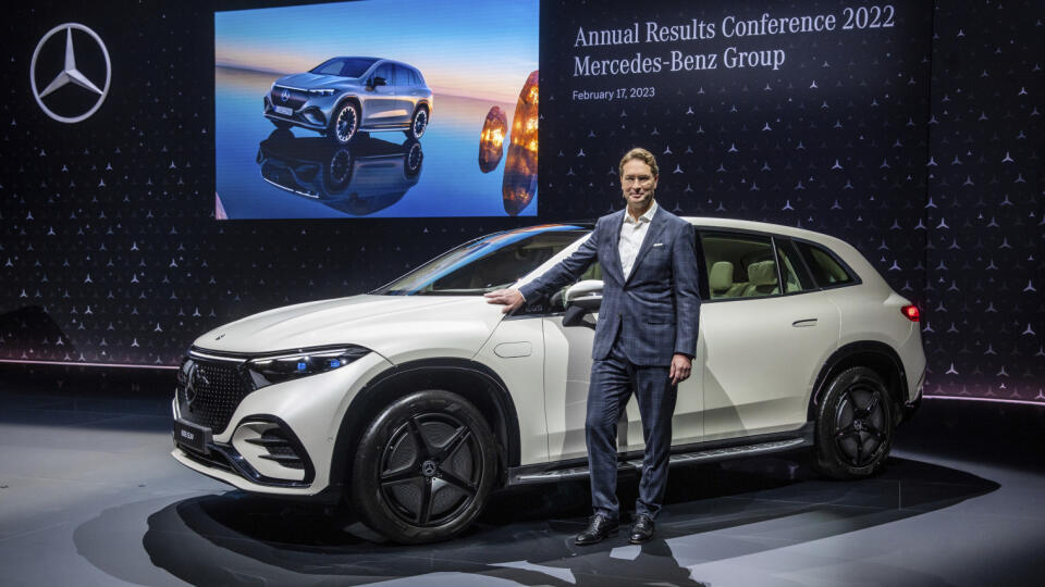 WA 39 Stuttgart - Ola Kaellenius, predseda predstavenstva spoločnosti Mercedes-Benz Group AG, stojí pred plnoelektrickým luxusným modelom EQS SUV od automobilky Mercedes-Benz počas pravidlenej tlačovej konferencie v Stuttgarte v piatok 17. februára 2023. Mercedes-Benz v minulom roku výrazne zvýšil zisk a prekonal očakávania trhu. Nemecký výrobca prémiových áut však varoval, že v tomto roku zisk zrejme klesne. FOTO TASR/AP
Ola Kaellenius, Chairman of the Board of Management of Mercedes-Benz Gr