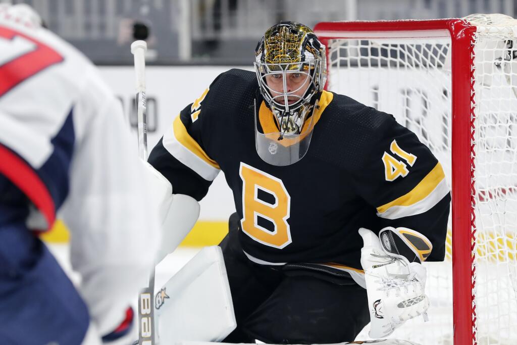 Slovenský brankár Jaroslav Halák ešte v drese Bostonu Bruins