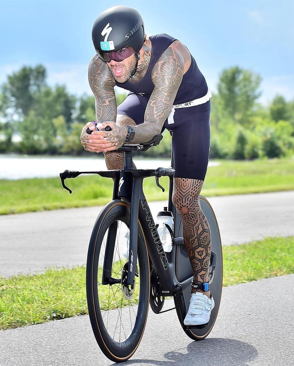 „Bavilo ma behať a bicyklovať, potom som skočil do vody a bol z toho triatlon. Ale hlavný dôvod, pre ktorý som sa doň zamiloval, je ten, že je slobodný a môžem ho robiť kde chcem, s kým chcem a kedy chcem,“ povedal bývalý futbalista na margo jeho vzťahu k triatlonu.