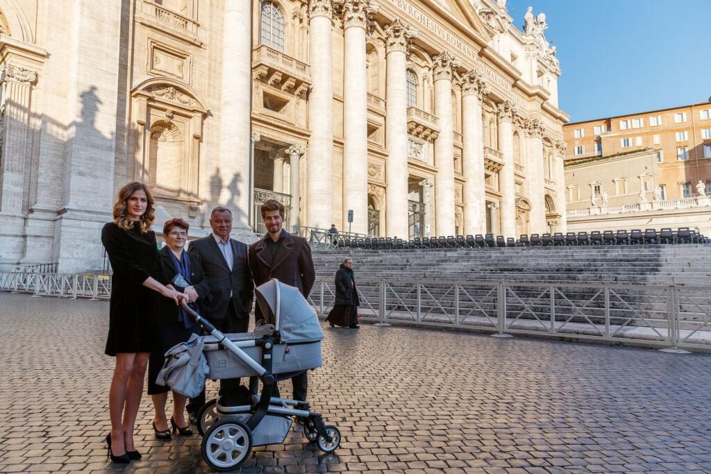 Kompletná rodinka Saganovcov na návšteve Vatikánu.
