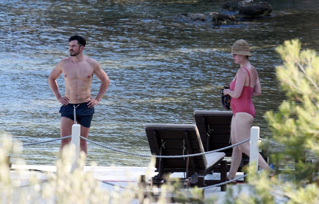 Zaľúbenci a rodičia 9-mesačnej Daisy Katy Perry (36) a Orlando Bloom (44) sa vybrali do historických Benátok a aj keď im fotografi a fanúšikovia nechceli dať pokoj, neustále si prejavovali nežnosti a užívali každý moment.