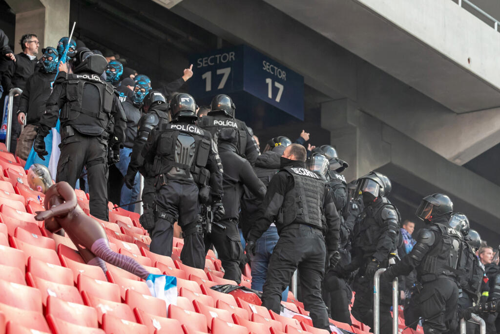 Polícia musela vypratať sektor fanúšikov Slovana.