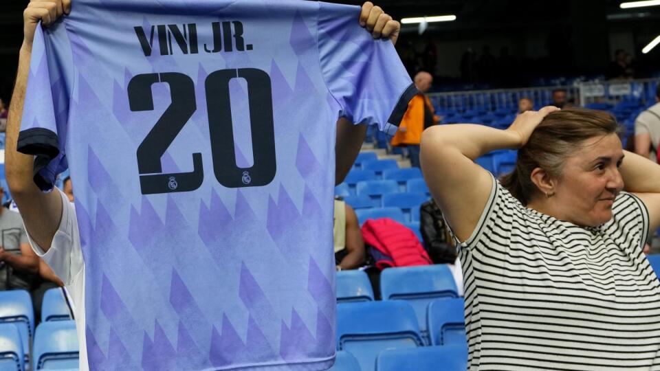 Fanúšik drží dres s číslom brazílskeho futbalistu Viniciusa Juniora z Realu Madrid pred zápasom 36. kola La Ligy Real Madrid - Rayo Vallecano v Madridre 24. mája 2023. Španielska polícia zatkla vo Valencii tri osoby, ktoré v nedeľu rasovo urážali brazílskeho futbalistu Viniciusa Juniora z Realu Madrid. Španielsko bojuje proti rasistickým prejavom, odsudzuje ich a robí všetko pre ich eliminovanie. FOTO TASR/AP