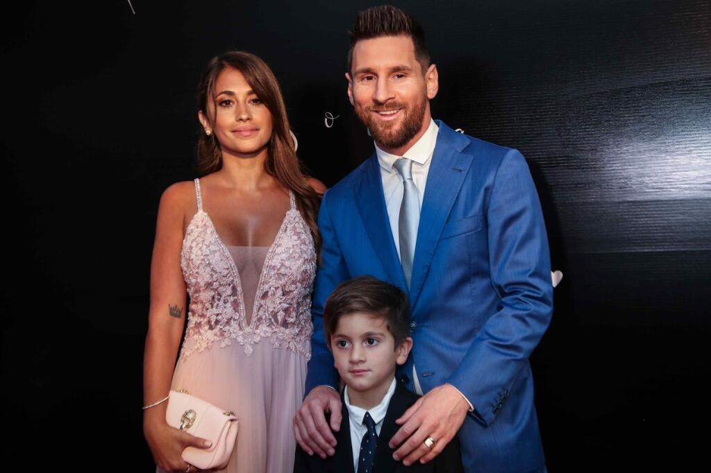 Na svadobnej párty Luisa Suareza nechýbal ani jeho spoluhráč z Barcelony Lionel Messi s manželkou Antonellou a synom Thiagom.