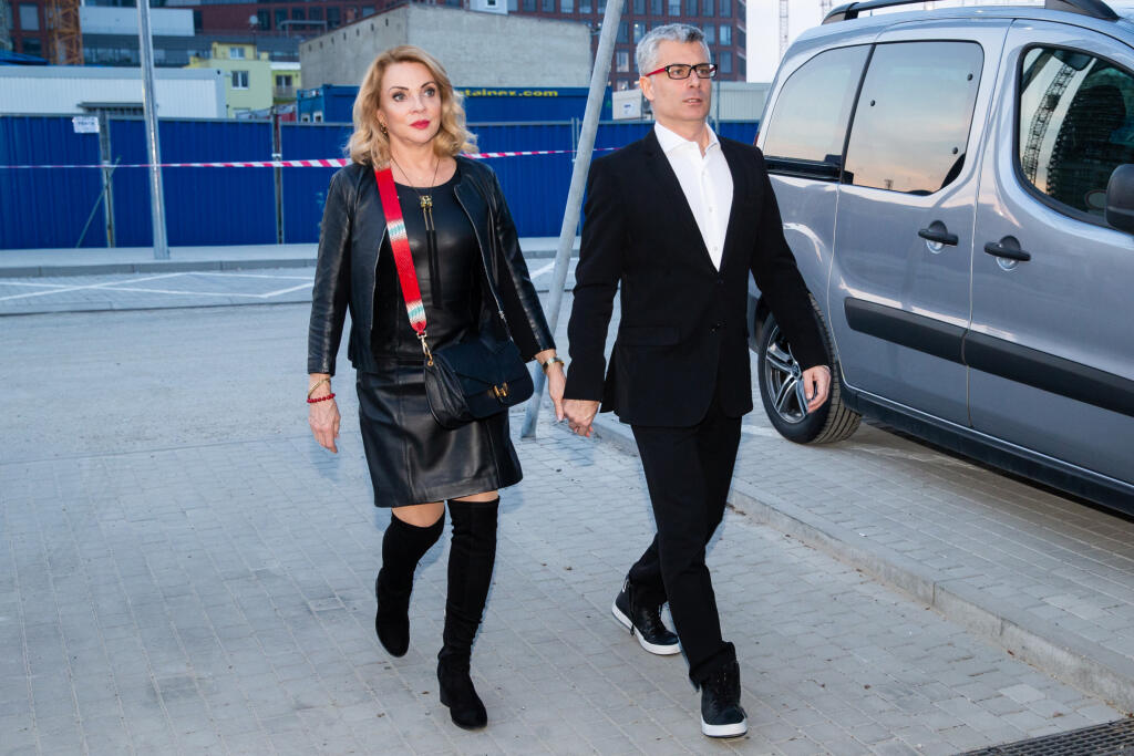 Krst nového CD speváčky Liny Mayer v jednom z bratislavských podnikov. Na snímke Zdena Studenková a Braňo Kostka.