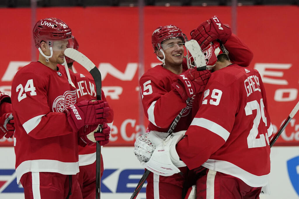 KK2 Detroit - Útočník Jakub Vrána z Detroitu Red Wings sa teší z gólu s brankárom Thomasom Greissom, vľavo slovenský hokejový útočník Richard Pánik počas zápasu zámorskej hokejovej NHL proti Chicagu Blackhawks 15. apríla 2021 v Detroite. Slovenský hokejový útočník Richard Pánik zaznamenal úspešný debut v drese Detroitu Red Wings, keď jeho nový tím zdolal v nočnom zápase zámorskej NHL Chicago 4:1. FOTO TASR/AP
Detroit Red Wings goaltender Thomas Greiss (29) is greeted by forward Jakub Vrana (15)