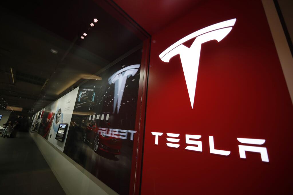 WA 33 archív Denver - Na archívnej snímke z 9. februára 2019 logo amerického výrobcu elektromobilov Tesla na predajni v Denveri. Americký výrobca Tesla zvýšil cenu svojich Modelov X Long Range a Modelov S Long Range o 5000 USD. Automobilka informáciu uverejnila v sobotu 23. októbra 2021 na svojej webovej stránke. FOTO TASR/AP

FILE - This Feb. 9, 2019, file photo shows a sign bearing the company logo outside a Tesla store in Cherry Creek Mall in Denver. A driver was behind the wheel when a Tesla