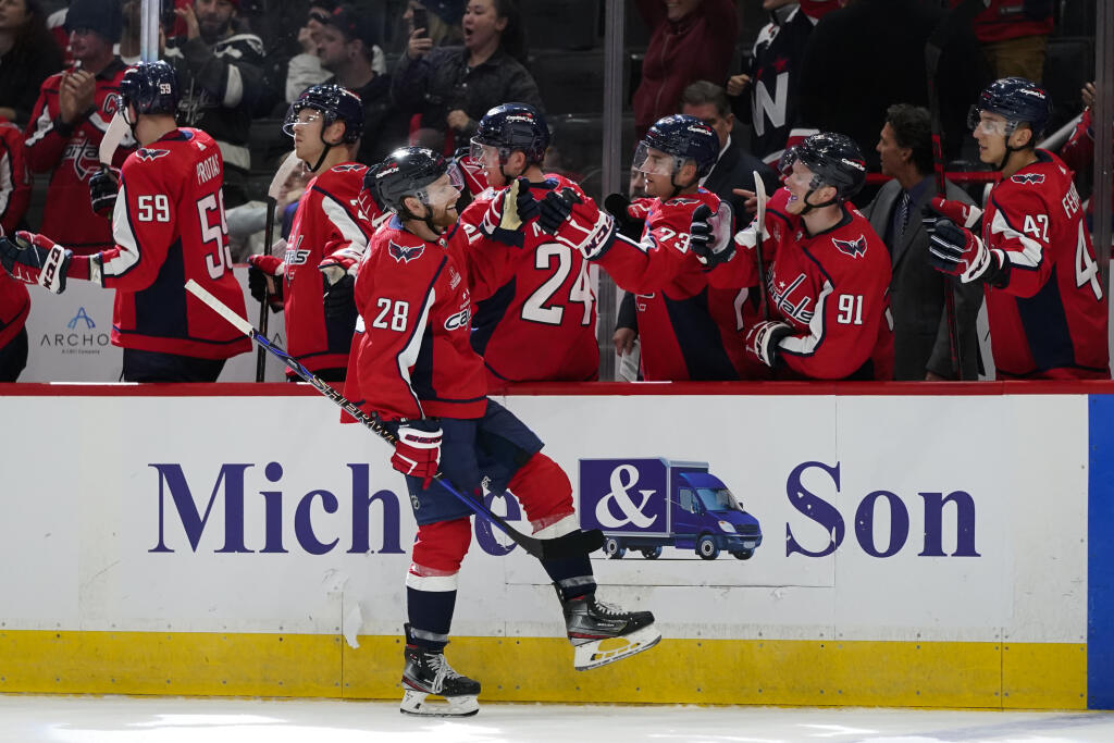 PK 1 Washington - Na snímke v popredí hráč Washingtonu Capitals Connor Brown sa teší so spoluhráčmi po strelení gólu, prvý sprava slovenský hokejista Martin Fehérváry v prípravnom zápase zámorskej hokejovej NHL Washington Capitals - Detroit Red Wings vo Washingtone 5. októbra 2022. FOTO TASR/AP
Washington Capitals right wing Connor Brown (28) celebrates his goal with his teammates in the third period of a preseason NHL hockey game against the Detroit Red Wings, Wednesday, Oct. 5, 2022, in Washi