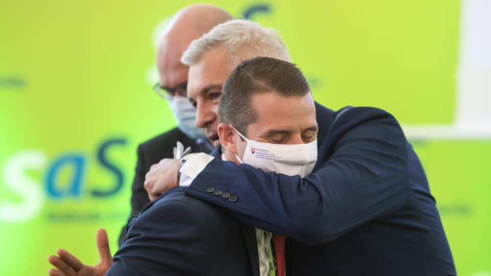 Na snímke zľava minister zahraničných vecí a európskych záležitostí SR Ivan Korčok (nominant SAS) a člen SaS Martin Klus počas kongresu strany Sloboda a Solidarita (SaS) v Pezinku 12. júna 2021. FOTO TASR - Jaroslav Novák