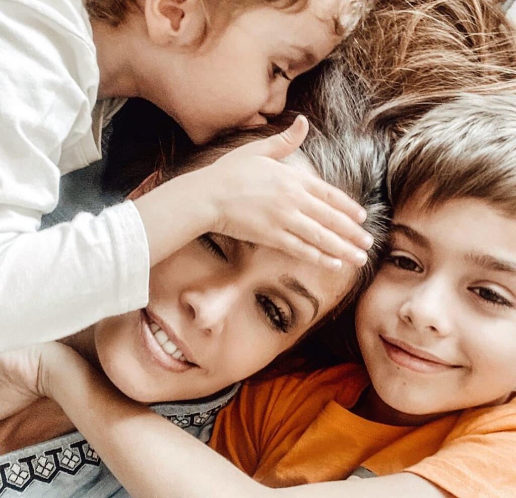 Lenka so synmi Riškom a Ronaldom