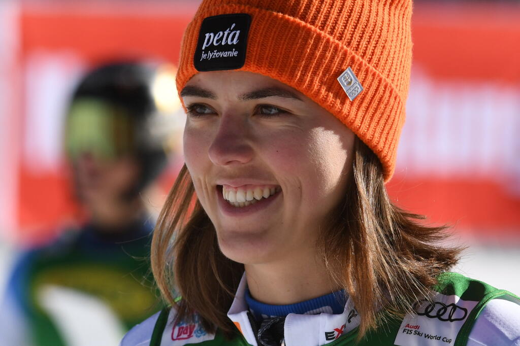 Slovenka Petra Vlhová sa teší v cieli druhého kola obrovského slalomu Svetového pohára alpských lyžiarok na ľadovci Rettenbach v rakúskom Söldene v sobotu 23. októbra 2021. Vlhová skončila na treťom mieste. FOTO TASR - Martin Baumann