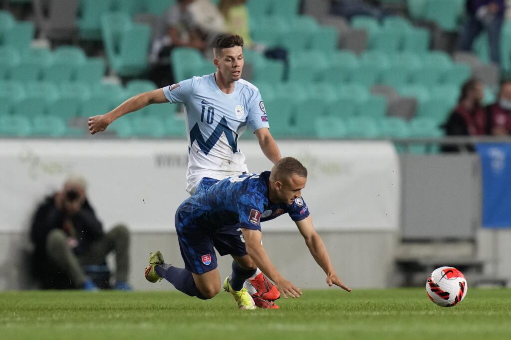 EBE 73 Ľubľana - Na snímke zľava hráč Slovinska Miha Zajc a hráč Slovenska Stanislav Lobotka v zápase H-skupiny kvalifikácie ME 2022 vo futbale Slovinsko - Slovensko v Ľubľani 1. septembra 2021. FOTO TASR/AP
Slovenia's Miha Zajc, 10, competes for the ball with Slovakia's Stanislav Lobotka during the World Cup 2022 group H qualifying soccer match between Slovenia and Slovakia at the Stozice Sports Park stadium in Ljubljana, Wednesday, Sept. 1, 2021. (AP Photo/Darko Bandic)