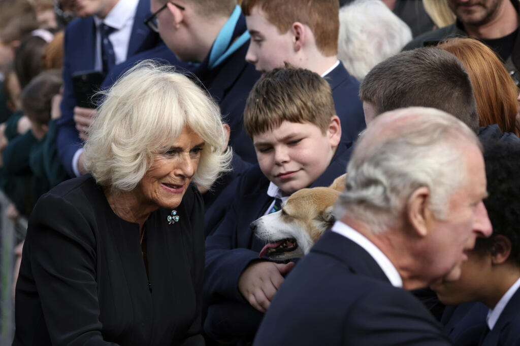 Britský kráľ Karol III. (vpravo) a Camilla, kráľovná manželka (vľavo) sa zdravia s ľuďmi pred zámkom Hillsborough počas ich návštevy v severoírskom Belfaste 13. septembra 2022.