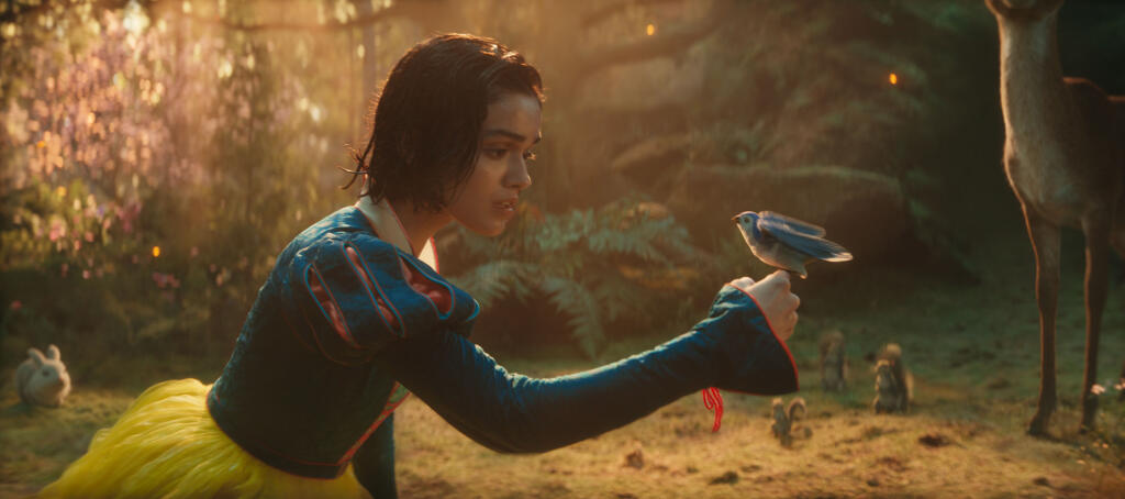 Rachel Zegler vo filme Snehulienka (Snow White).