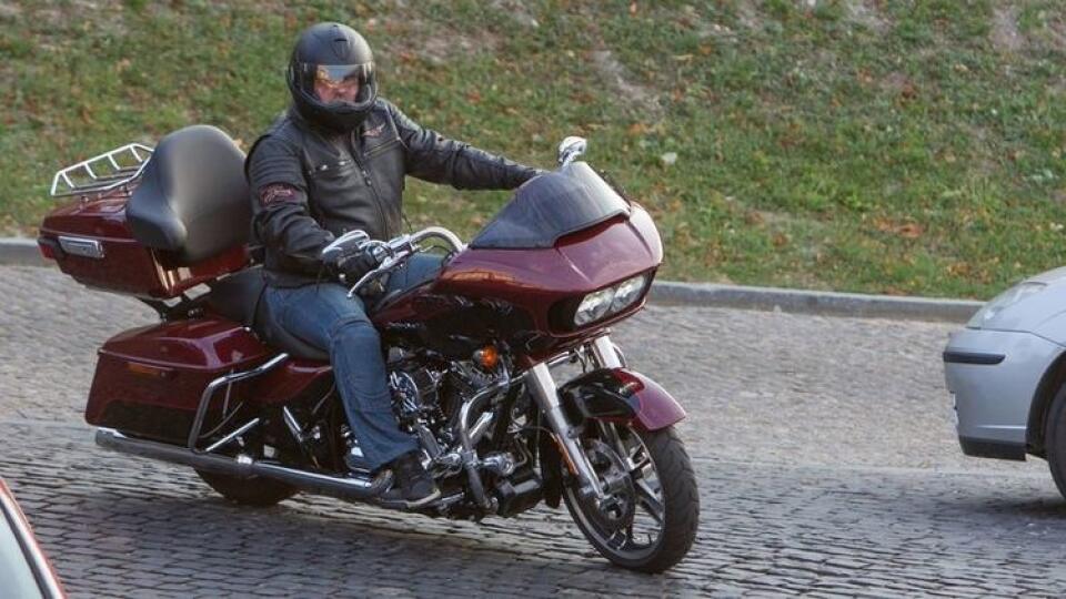 Poslanec Igor Choma prišiel do parlamentu na požičanej motorke, rovnakú by si rád kúpil.