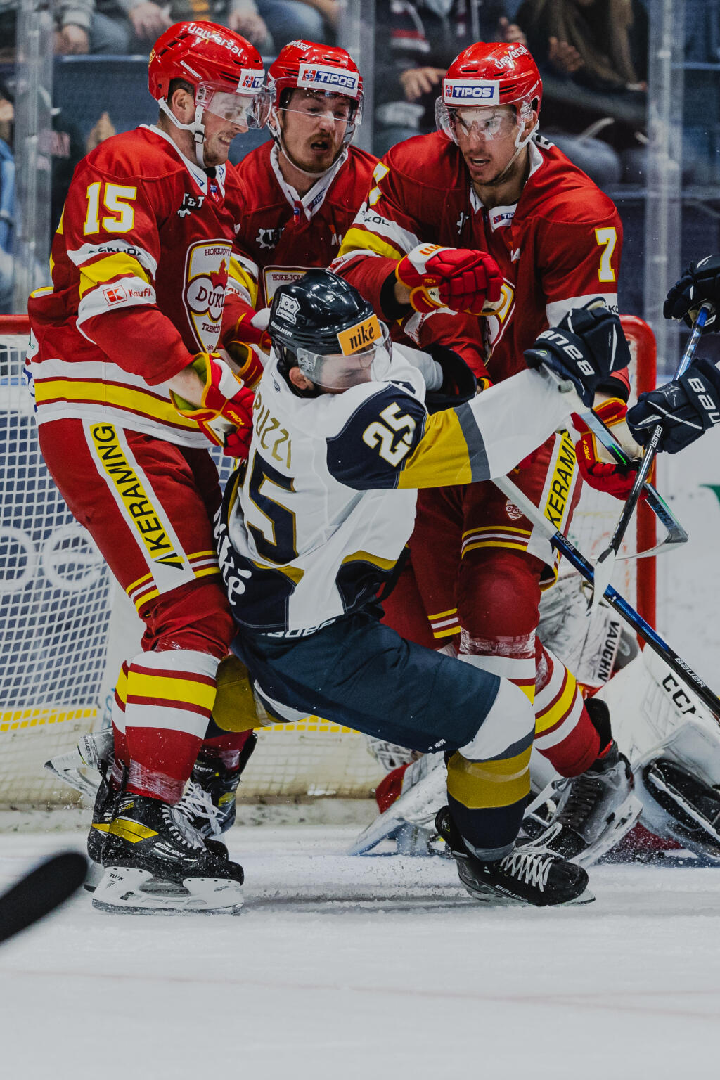 Na snímke Wiliam Rapuzzi (Slovan) a Pierre Crinon (Trenčín) počas zápasu 1.kola Tipos Extraligy 2021/2022 medzi HC Slovan Bratislava a HK Dukla Trenčín.