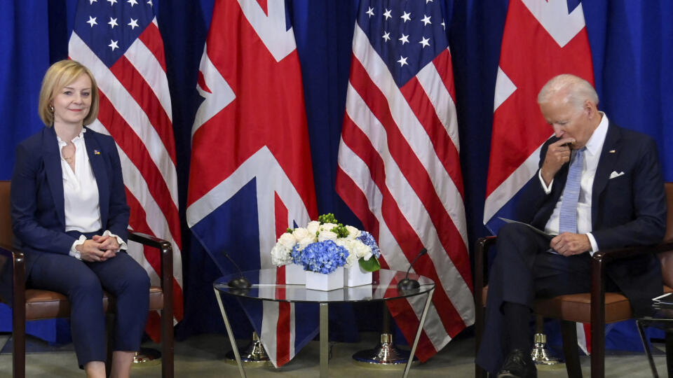 KK38 New York - Americký prezident Joe Biden a britská premiérka Liz Trussová počas stretnutia na 77. Valnom zhromaždení OSN v New Yorku v stredu 21. septembra 2022. FOTO TASR/AP
President Joe Biden meets with British Prime Minister Liz Truss during the 77th session of the United Nations General Assembly on Wednesday, Sept. 21, 2022, at the U.N. headquarters. (AP Photo/Evan Vucci)