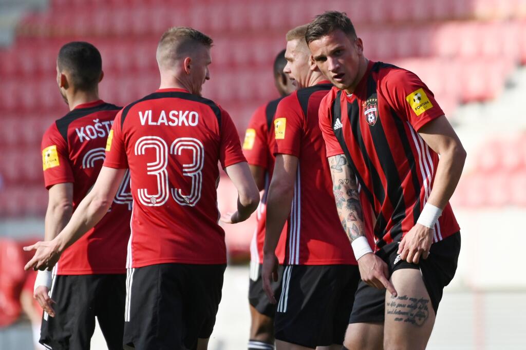 Futbalisti Slovana Bratislava podľahli v ostrosledovanom derby na pôde Spartaka Trnava 0:3 a nepotvrdili zisk tretieho titulu vo Fortuna lige za sebou.