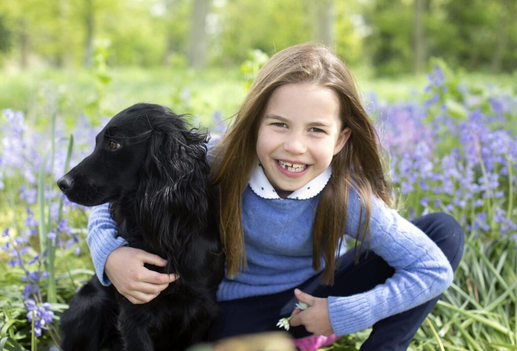 Charlotte a jej psík Orla, s ktorým zapózovala na oficiálne fotky pripomínajúce jej siedme narodeniny.