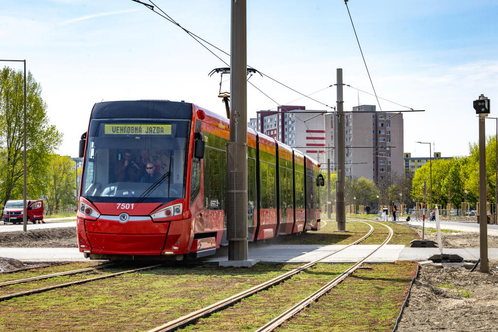 Rýchlostný bezpečnostný test električiek na novej trati v bratislavskej Petržalke pred jej dokončením a uvedením do prevádzky.