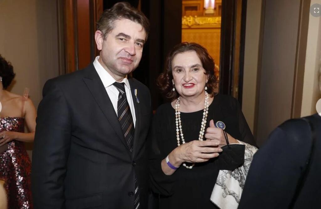 Odovzdávanie cien Český lev: Herečka Eva Holubová stavila na čiernu. Tú oživil perleťový náhrdelník.