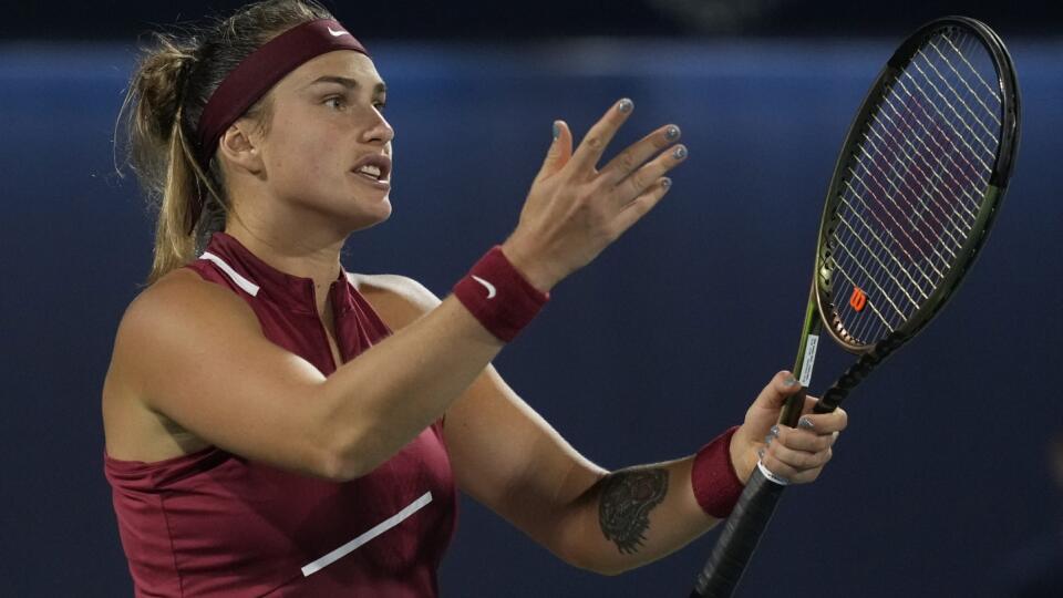 WA 36 Dubaj - Bieloruská tenistka Aryna Sabalenková gestikuluje počas zápasu 2. kola ženskej dvojhry proti Češke Petre Kvitovej na turnaji WTA v Dubaji v stredu 16. februára 2022. Kvitová vyhrala v dvakrát 6:4. FOTO TASR/AP 

Aryna Sabalenka of Belarus reacts after she lost a point against Petra Kvitova of the Czech Republic during a match of the Dubai Duty Free Tennis Championship in Dubai, United Arab Emirates, Wednesday, Feb. 16, 2022. (AP Photo/Kamran Jebreili)