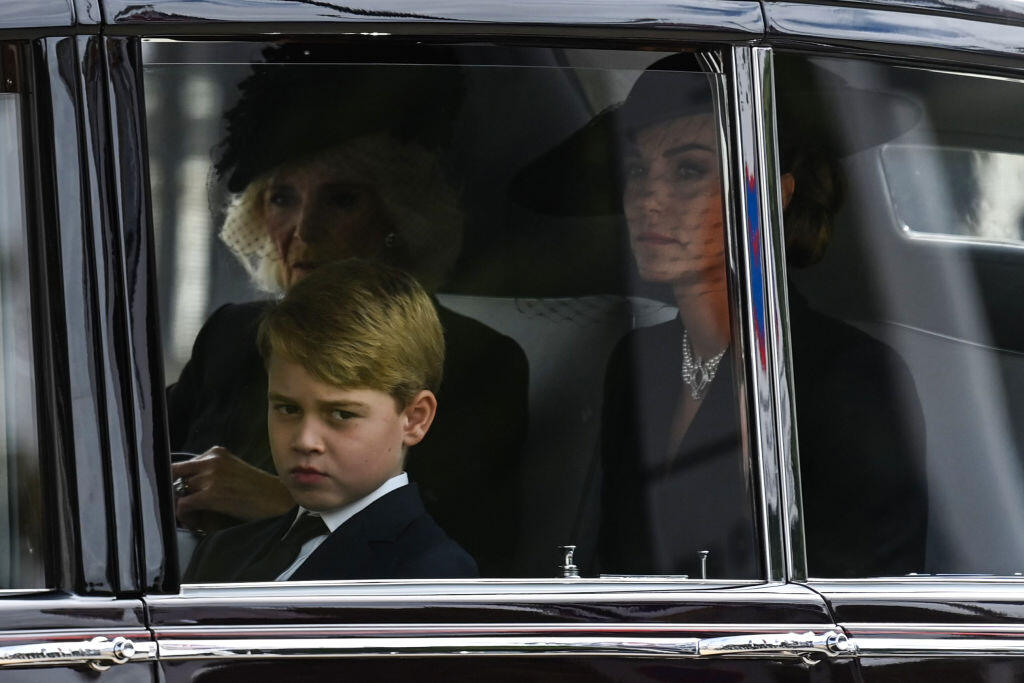 Kráľovná manželka Camilla dorazila na pohreb Alžbety II. s princeznou Kate, princom Georgom a princeznou Charlotte.